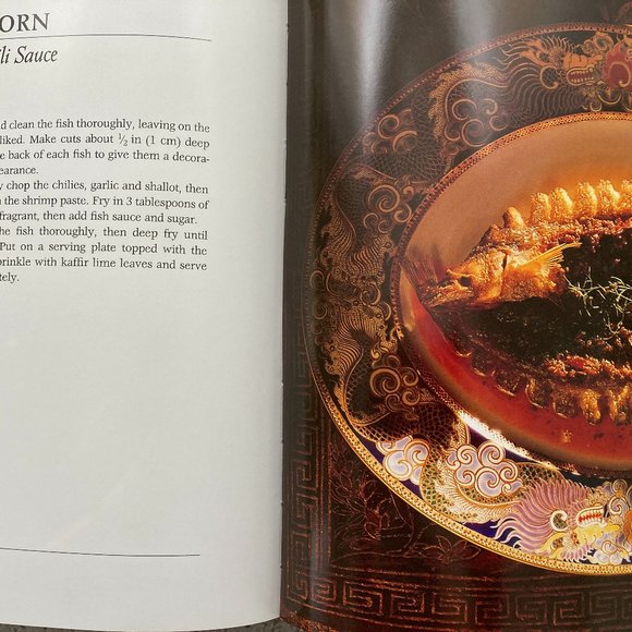 THAILAND: Cookbook  2000 Influences from China, India, Persia and Portugal - Picture 8 of 9